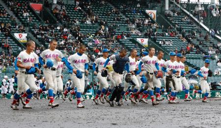 日本文理に勝利し、駆け出す花咲徳栄ナイン＝甲子園