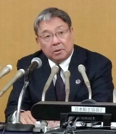 記者会見する日本船主協会の長沢仁志会長＝２５日午後、東京都千代田区