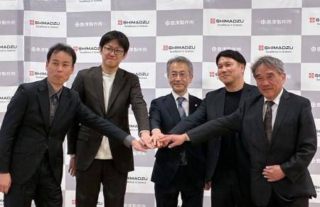 新会社「Ｇｅｎｚｏ　ＡＩ」の社長に就任する島津製作所の川村亮太主任（左から２人目）ら＝２５日午前、京都市中京区