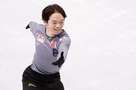 公式練習で調整する鍵山優真＝プラハ（共同）