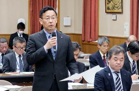 リニア中央新幹線トンネル掘削工事を巡る静岡県の専門部会であいさつする平木省副知事＝２６日午後、静岡県庁