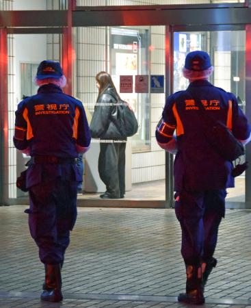 女性が刺された商業施設「サンシャインシティ」に入る警視庁の捜査員＝２６日午後８時２７分、東京・池袋