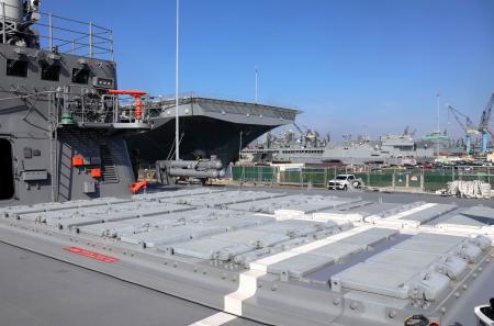 海上自衛隊のイージス艦「ちょうかい」のトマホーク発射装置＝２６日、米サンディエゴの海軍基地（共同）