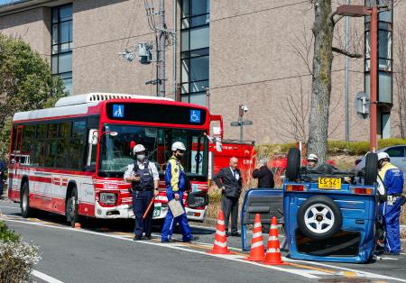 バスと軽乗用車の事故現場＝２７日午前１０時４分、京都市西京区