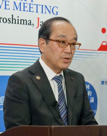 記者会見する広島市の松井一実市長＝２７日午前、市役所