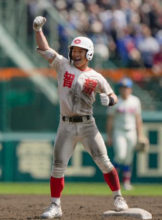 智弁学園―花咲徳栄　５回裏、２点二塁打を放ち、ガッツポーズする智弁学園・志村＝甲子園