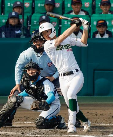 専大松戸―山梨学院　８回裏専大松戸１死二塁、瀬谷が中前に決勝打を放つ。捕手光永＝甲子園