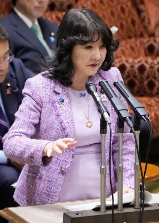 参院予算委で答弁する片山財務相＝２７日午後
