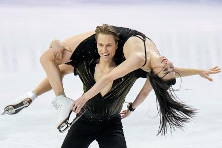 世界フィギュアのアイスダンス、リズムダンスで演技するアリソン・リード、サウリウス・アンブルレビチウス組＝２７日、プラハ（ＡＰ＝共同）