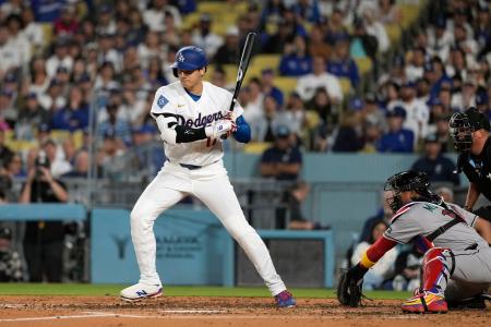 ダイヤモンドバックス戦の３回、四球を選んだドジャース・大谷＝ロサンゼルス（共同）