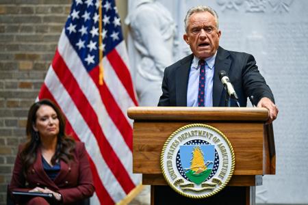 ２４日、ワシントンの米農務省で開かれたイベントで話すケネディ厚生長官（右）（ロイター＝共同）