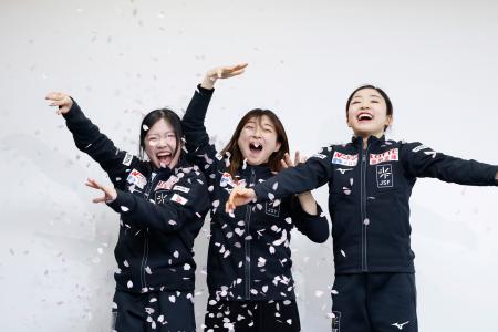 試合から一夜明け、撮影に応じる（左から）中井亜美、坂本花織、千葉百音＝２８日、プラハ（共同）