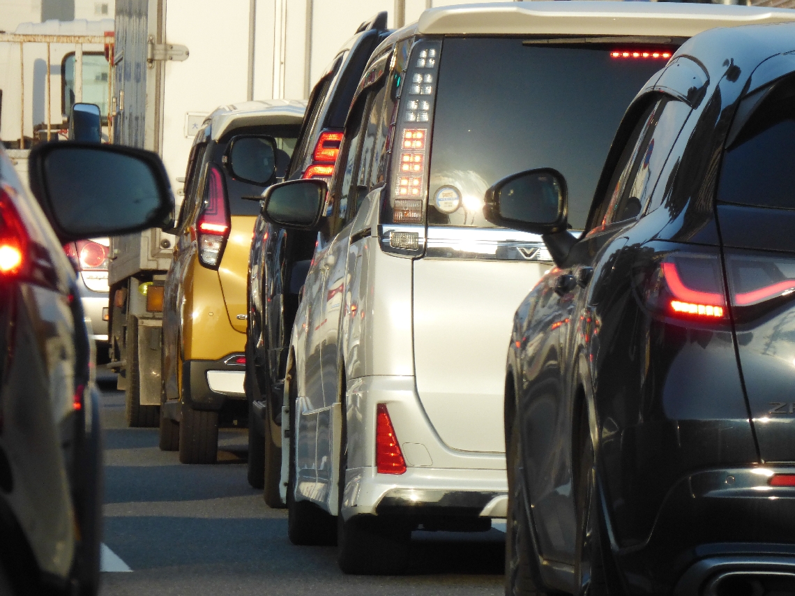 通勤時間帯に混雑する県道２２号＝１０日午前７時２８分、大分市中島東