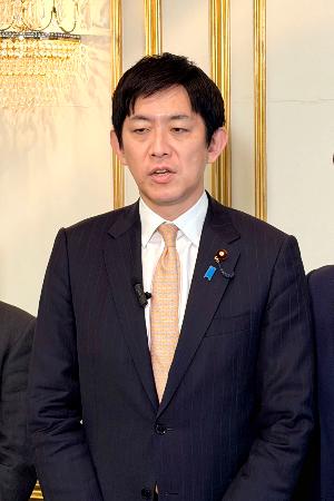 記者団の取材に応じる自民党の小林政調会長＝２９日午後、仙台市