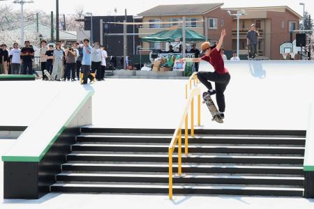 「小山公園ニュースポーツ広場」が全面改修し、記念式典でスケートボードを披露する吉沢恋選手＝２９日午前、相模原市