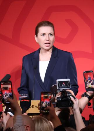 デンマーク・コペンハーゲンで、議会選の結果判明後に演説するフレデリクセン首相＝２５日（共同）