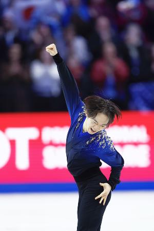 男子フリーの演技を終え、ガッツポーズする鍵山優真＝２８日、プラハ