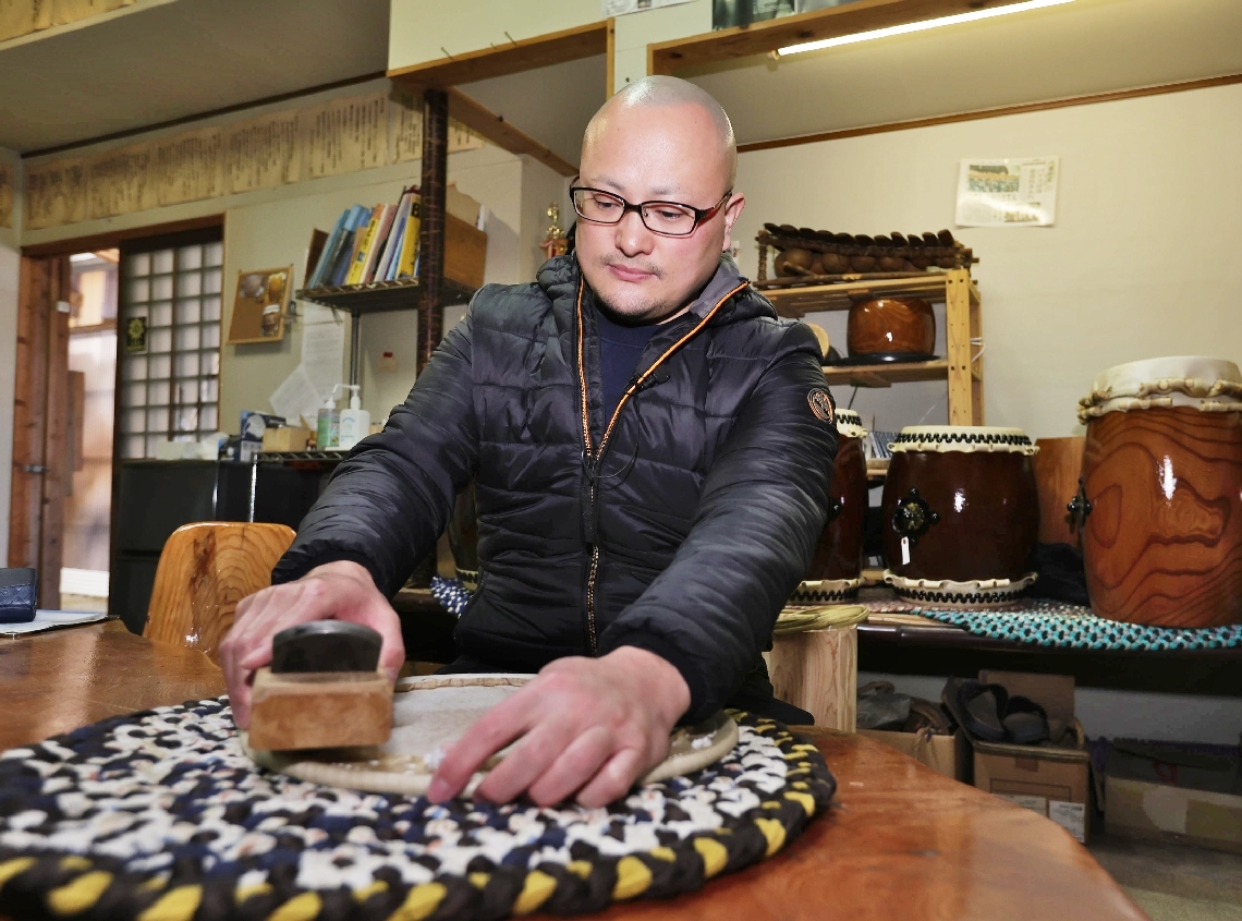 締め革の仕上げ作業をする河野剛士さん