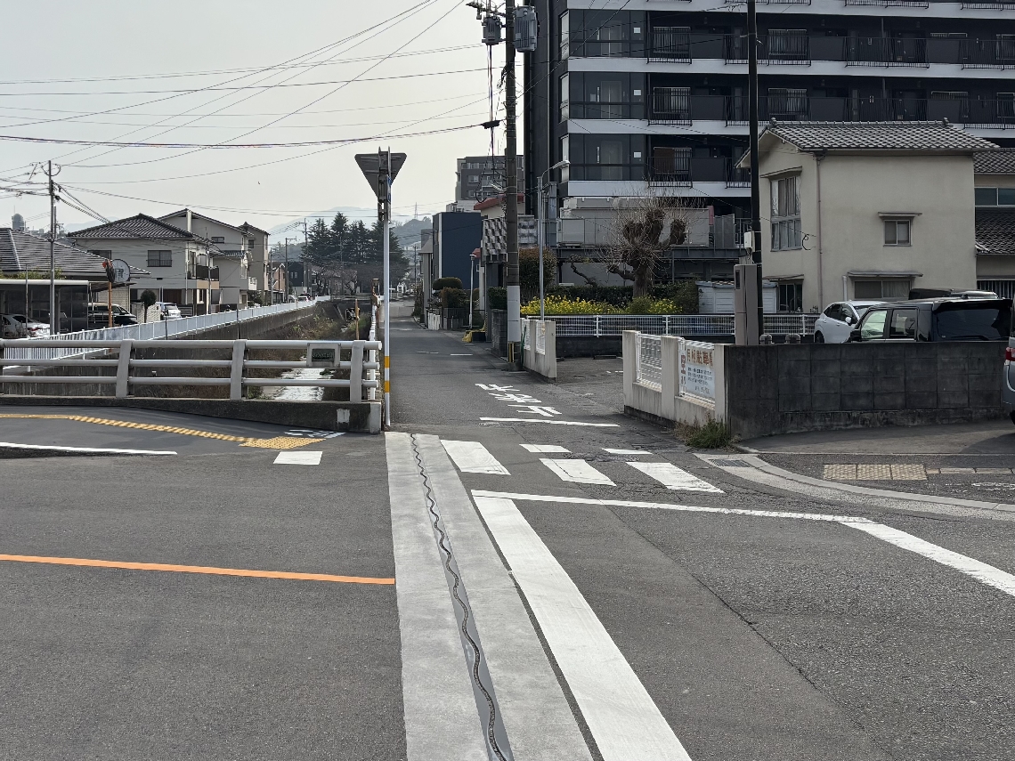 男子中学生の振る舞いに感動した大分市新春日町の住吉川沿いの交差点＝３月２７日
