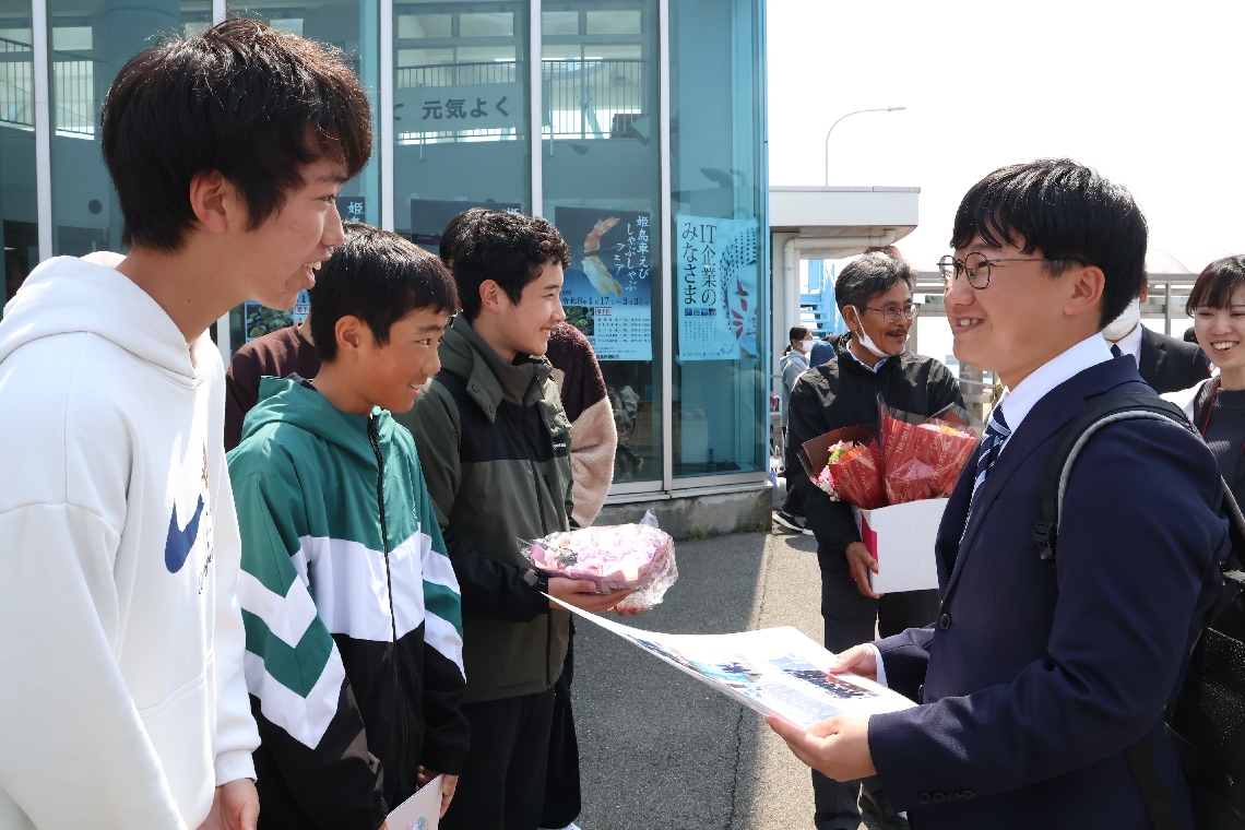 紙テープを握りしめて記念の品を渡し、恩師に感謝の言葉を告げる子どもたち