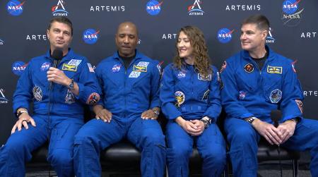 記者会見するＮＡＳＡのリード・ワイズマン飛行士（左端）ら４人＝２９日、米フロリダ州のケネディ宇宙センター（ＮＡＳＡの中継から・共同）