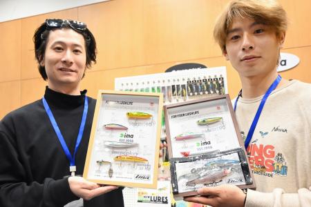 トークイベントで日本メーカーのルアーを手にする販売員＝２月、中国・上海（共同）