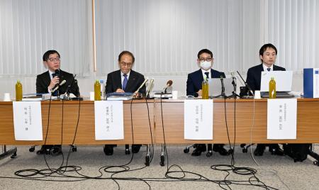 記者会見する帝塚山中高の小林健校長（左端）と落雷事故調査委員会の関係者ら＝３０日午後、奈良市