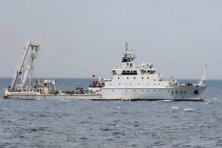 沖縄県・尖閣諸島沖の日本の排他的経済水域内で活動する中国の海洋調査船＝３０日（第１１管区海上保安本部提供）