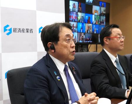 オンラインでのＧ７会合に臨む赤沢経産相（左）＝３０日午後、経産省（同省提供）