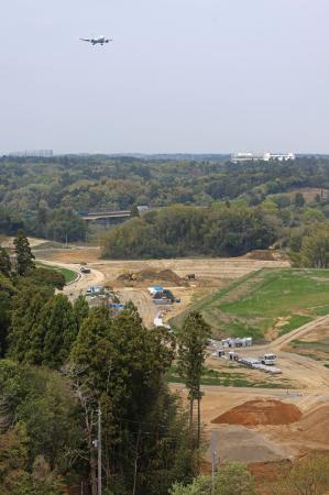 成田空港での供用開始に向け工事が進められている、新設されるＣ滑走路の予定地＝２０２５年４月、千葉県芝山町
