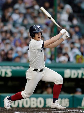 智弁学園―大阪桐蔭　２回表大阪桐蔭１死二塁、中村が右前に先制打を放つ＝甲子園