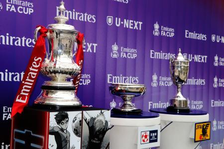 お披露目された（左から）ＦＡカップ、天皇杯、銀製カップ＝３１日、ＭＵＦＧスタジアム