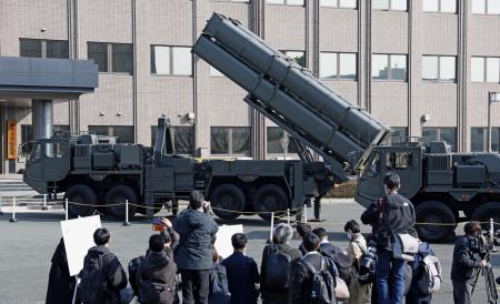 陸自健軍駐屯地に展示された長射程ミサイルの発射機などの装備品＝３月１７日、熊本市