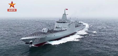 訓練する中国軍の新型ミサイル駆逐艦「安慶」（中国国営中央テレビの「微信（ウィーチャット）」公式アカウントから・共同）