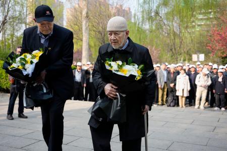 日中戦争時の強制連行で犠牲になった中国人被害者の追悼式に臨む在日中国人２世・林伯耀さん（右）＝３１日、中国河北省石家荘市（共同）