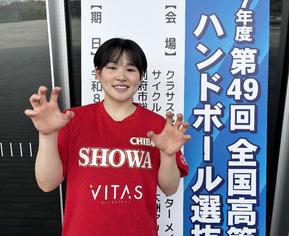 「昭和ポーズ」を決める大分市出身で昭和学院の高橋琉選手＝３月２９日、大分市のクラサス武道スポーツセンター