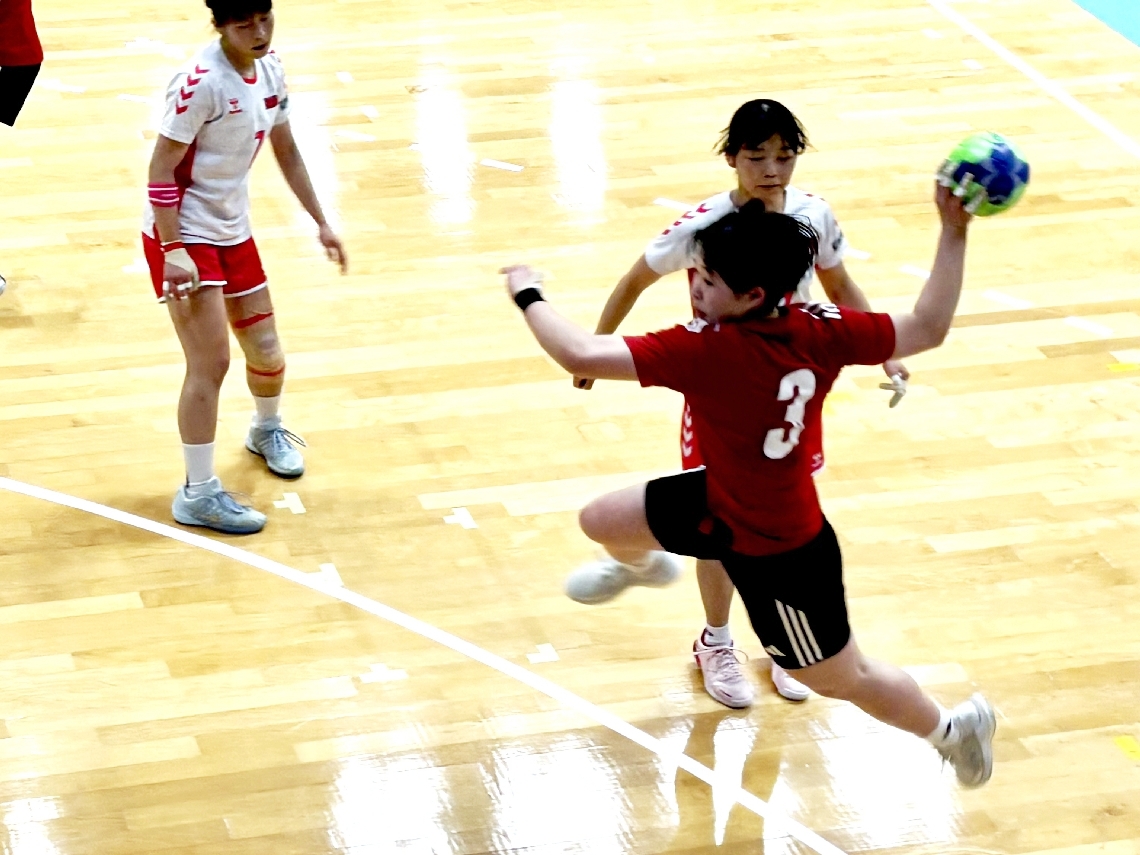 決勝戦でシュートを放つ昭和学院の高橋琉選手（３）＝３月２９日、大分市