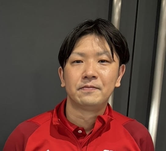 昭和学院の佐藤奏吉監督＝３月２９日、大分市