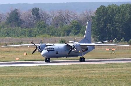 ロシア南部ボロネジ州で演習に参加する軍輸送機アントノフ２６＝２０２１年８月（ロシア西部軍管区提供・タス＝共同）