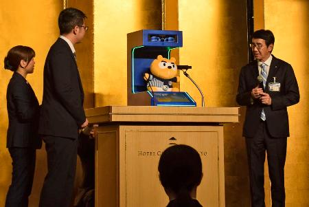 ローソンの入社式に登壇した「ＡＩ　Ｐｏｎｔａ（ポンタ）」＝１日午前、東京都文京区