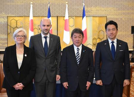 外務・防衛閣僚協議に臨む（左から）フランスのボトラン国防相とバロ外相、茂木外相、小泉防衛相＝１日午後、東京都港区の飯倉公館（代表撮影）