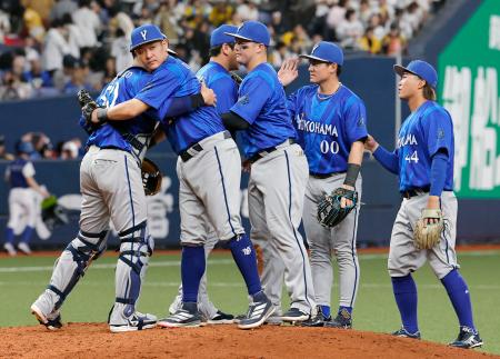 阪神を破って今季初勝利し、抱き合って喜ぶ筒香（左から２人目）らＤｅＮＡナイン＝京セラドーム