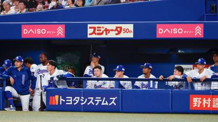 巨人に敗れた中日ナイン。開幕５連敗を喫した＝バンテリンドーム