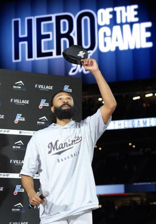 移籍後初登板で勝利し、スタンドの声援に応えるロッテのジャクソン＝エスコンフィールド