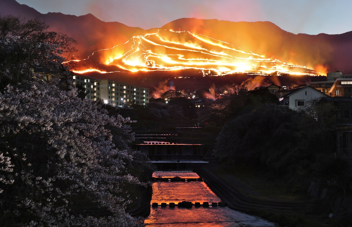 山肌を焦がす扇山火まつりの炎＝２日、別府市（６枚の写真を比較明合成）
