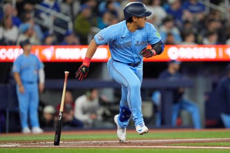 ロッキーズ戦の二回、左前打を放ったブルージェイズの岡本和真＝１日、トロント（ロイター＝共同）