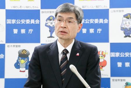 記者会見する警察庁の楠芳伸長官＝２日午前、警察庁