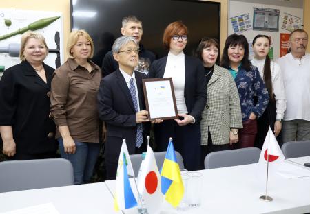 ２日、キーウの学校で開かれた調理機材供与の式典に出席した中込正志駐ウクライナ大使（左から３人目）ら（共同）