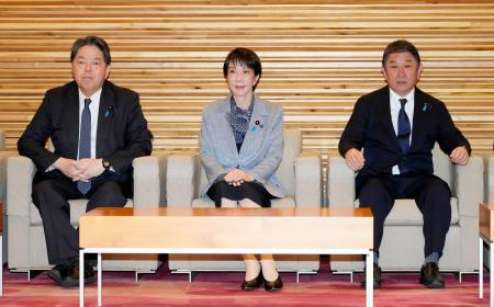 閣議に臨む高市首相（中央）ら＝３日午前、首相官邸