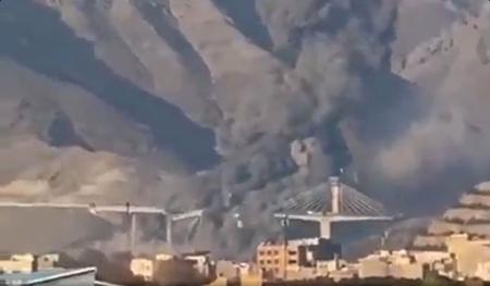 トランプ米大統領が投稿した、イラン国内の橋が崩落する様子とする動画の一場面（ＳＮＳトゥルース・ソーシャルから）